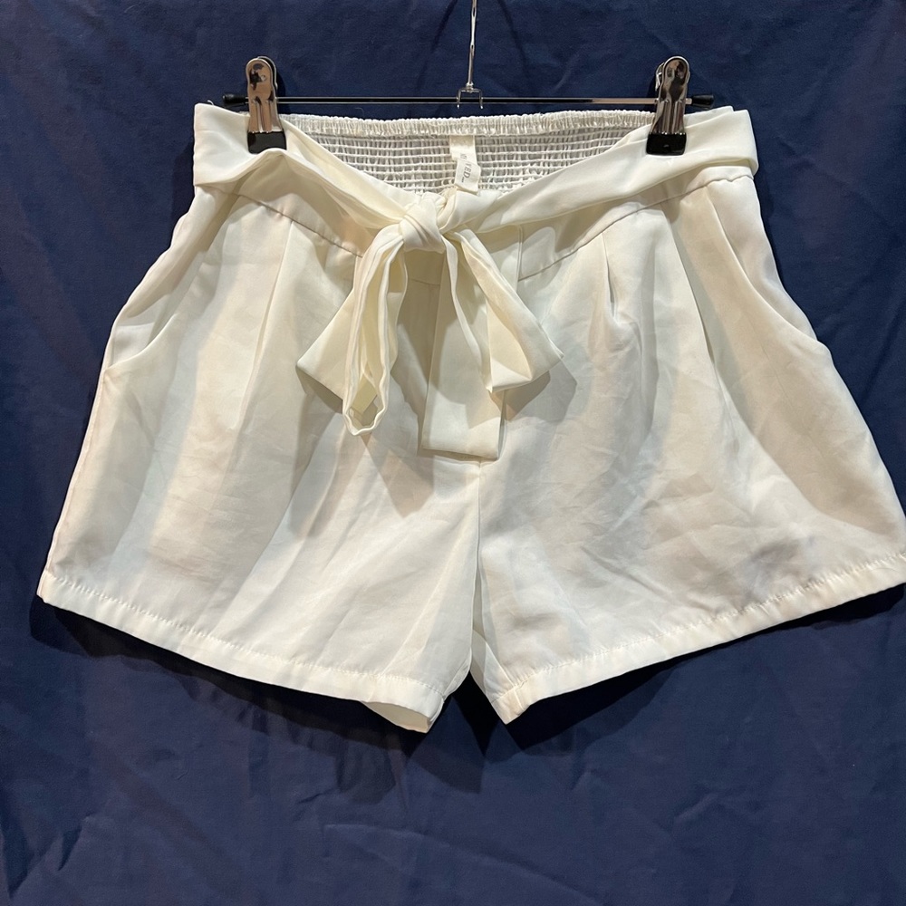 🤍White Dress Shorts w/ Bow Belt🤍